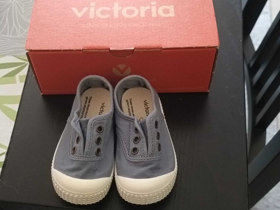 Sapatos de bebê de várias marcas