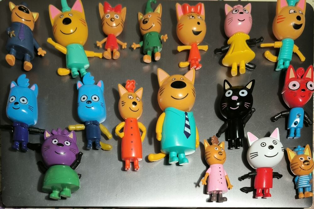 Lego фигурки,пираты,человечки.Трещетки.Три кота