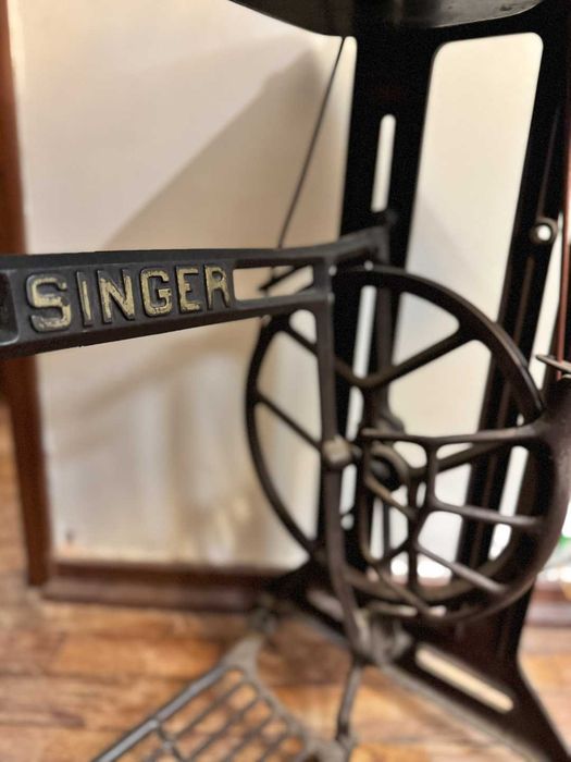 Máquina de Costura Singer Modelo 15K (1933) com Móvel Original