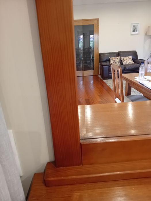 Espelho com moldura em madeira