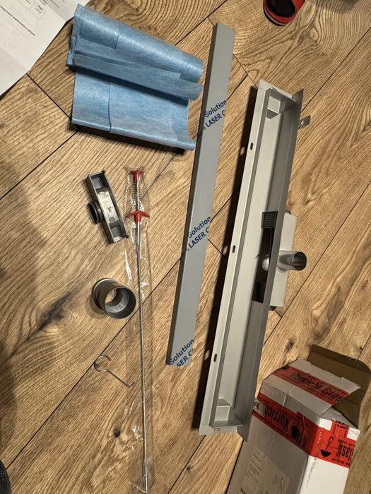 Odpływ ścienny 700mm z pokrywą odpływu.