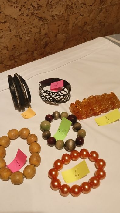 Naszyjniki i bransolety