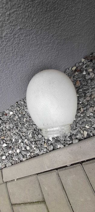 Stary klosz z lampy przemysłowej
