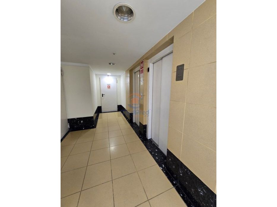 Apartamento T2 com Varanda, Parqueamento e Arrecadação | Alta de Li...