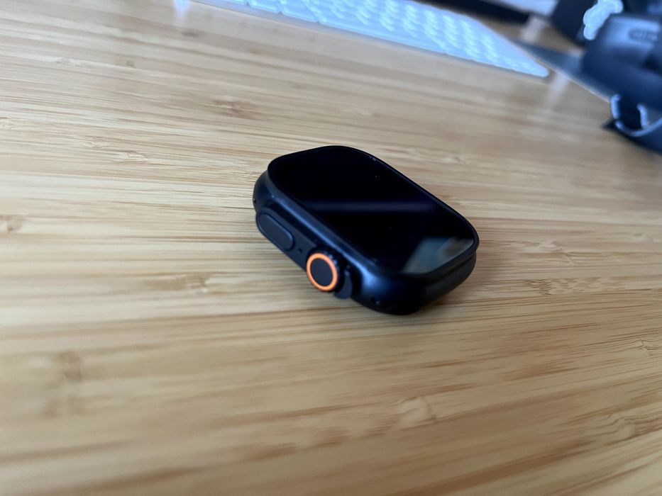 Apple Watch Ultra 3 GPS + Cellular, Caixa em titânio preto de 49 mm com Loop Trail preto/carvão ‑ S/M