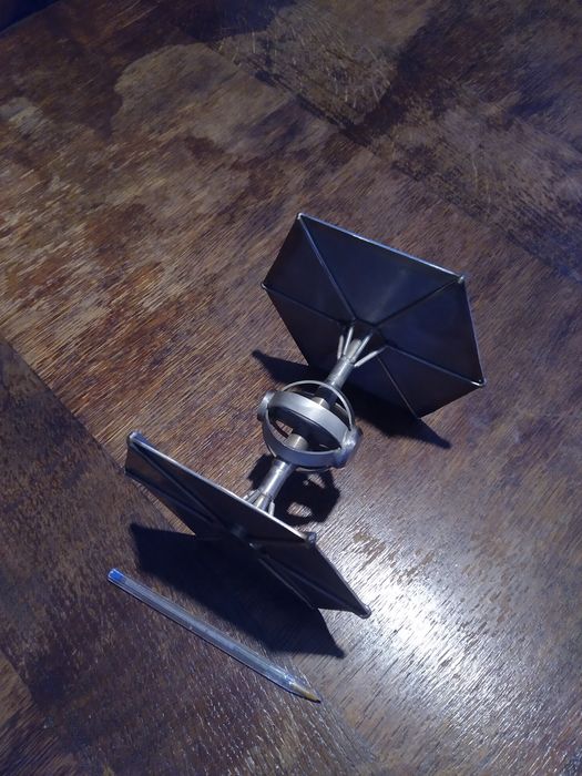 Tie Fighter escultura metal abstracta