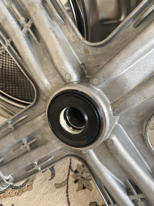 хрестовина (нова), двигун та інш. запч. на пральну машинку Ariston