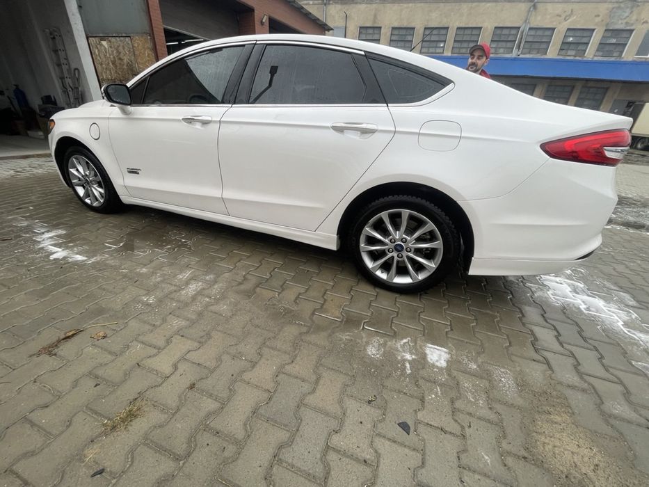 Сдам в аренду Ford Fusion Hybrid 18г.