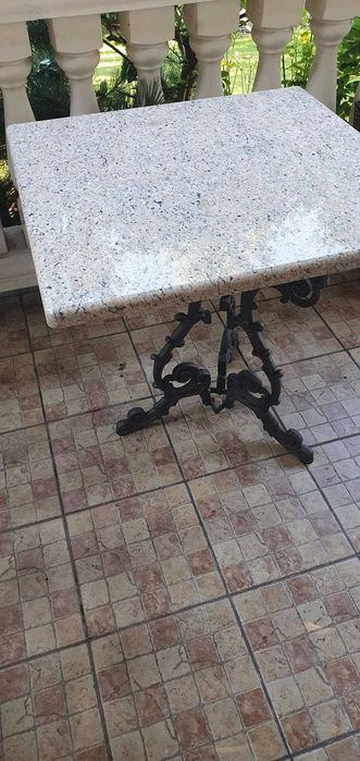 stolik z granitowym blatem