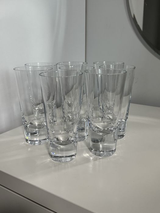 Прозорі скляні стакани