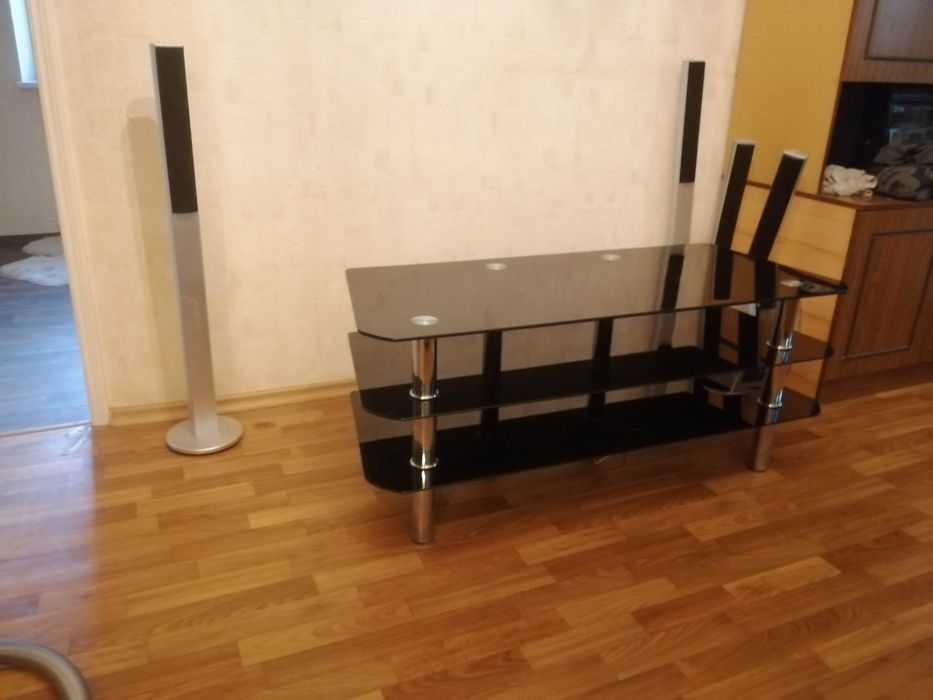 Стеклянная полка под TV