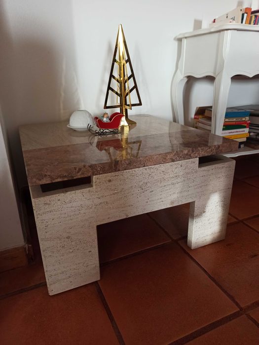 Mesa de salao ou sala de estar em pedra