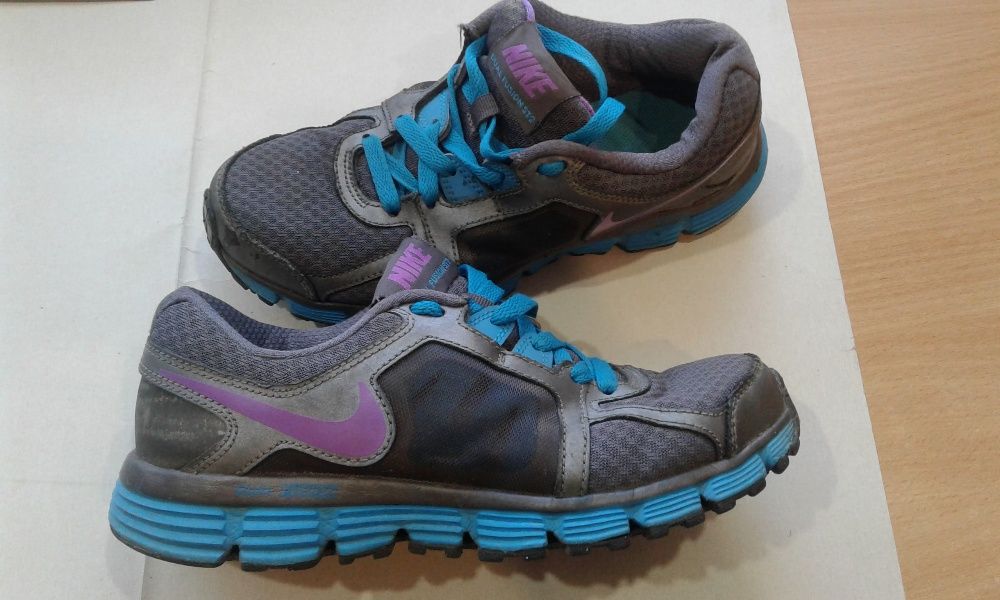 Продам кроссовки NIKE