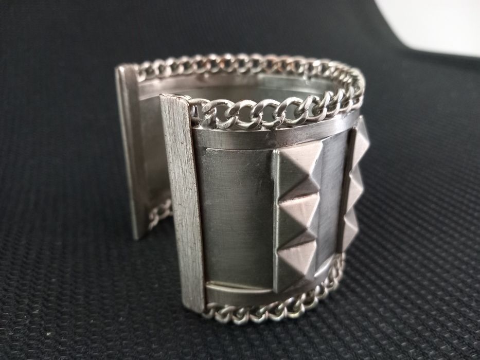 Bracelete Punk Prateada com Tachas Pirâmide. Estilo Rock / Alternativo