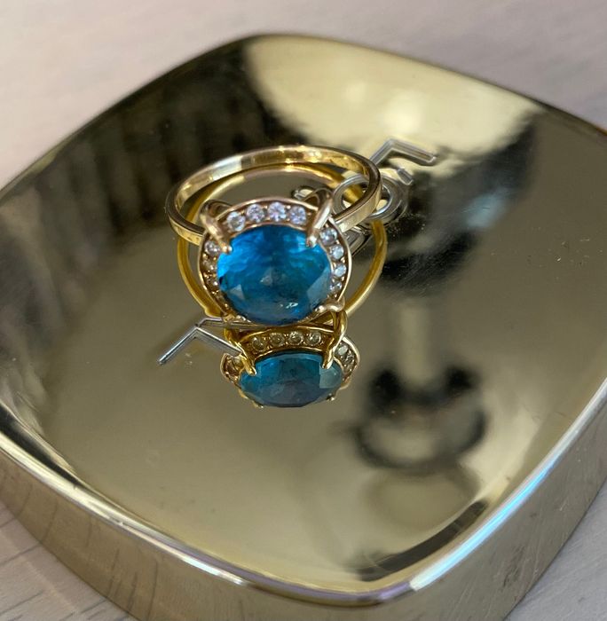 Золота каблучка з натуральним топазом р. 17