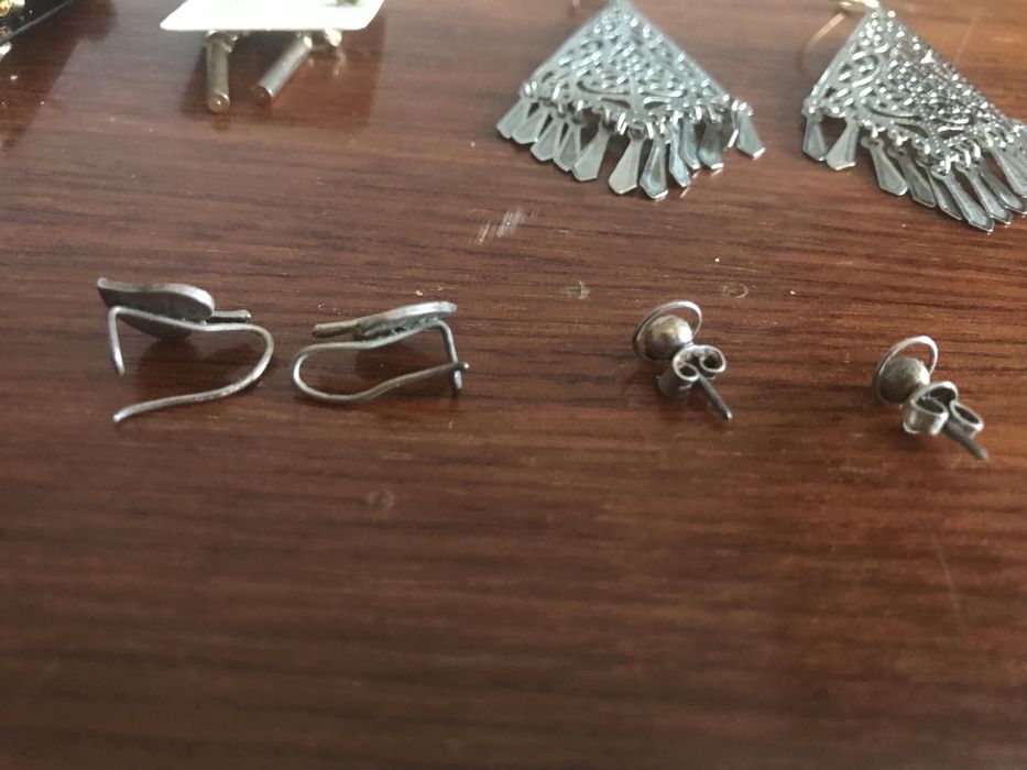 Kolczyki i klipsy - metal. Za całość 30 zł.