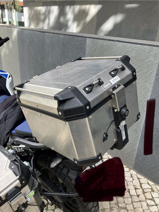Topcase Givi Trekker outback com forro interior da marca