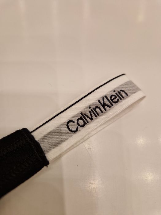 Stringi thong Calvin Klein z taśmą z logo po bokach i z tyłu.