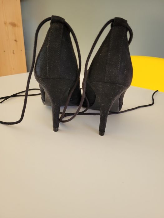 Buty na obcasie wiązane szpilki