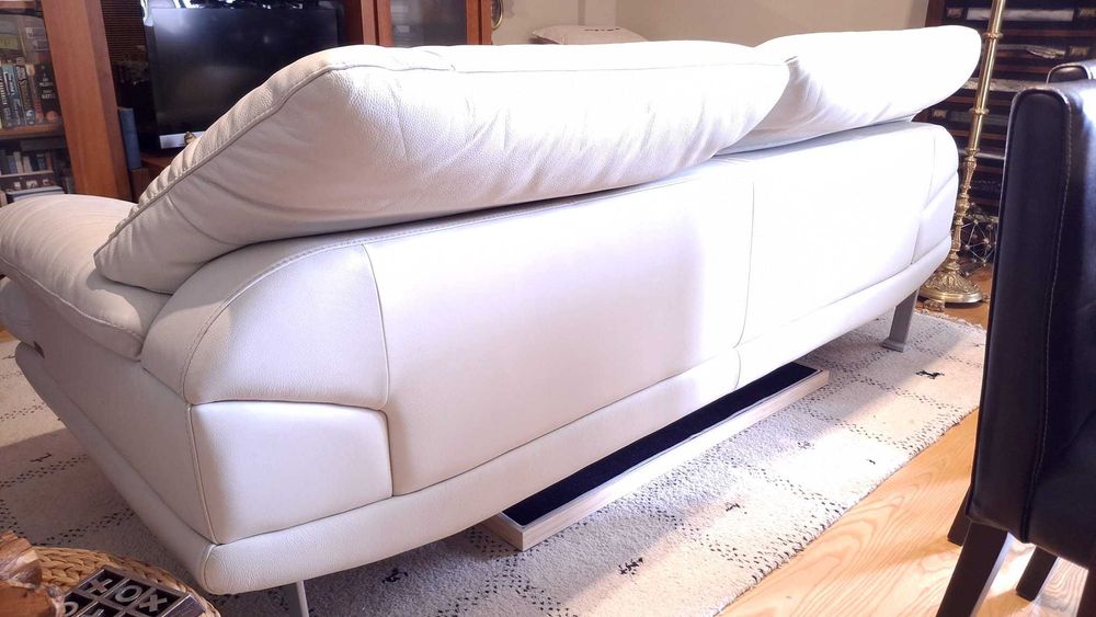 Sofá em pele cinza claro
