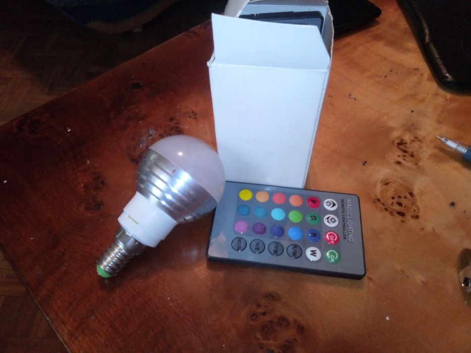 Kolorowa żarówka z pilotem