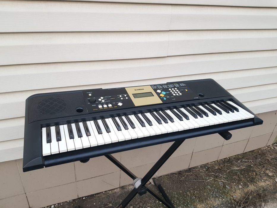 Синтезатор YAMAHA YPT-220/PSR 70 на 61 динамічну клавішу, б/у