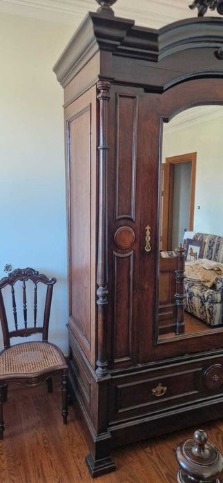Conjunto cama de casal e guarda fatos estilo Romântico.