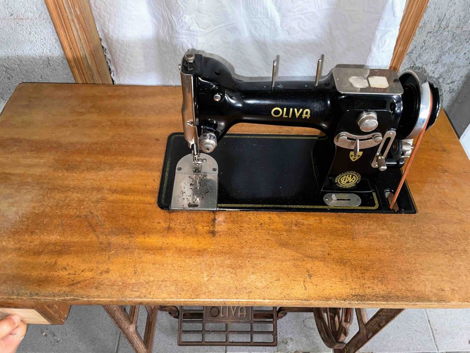 Máquina de Costura OLIVA Antiga com Móvel Original