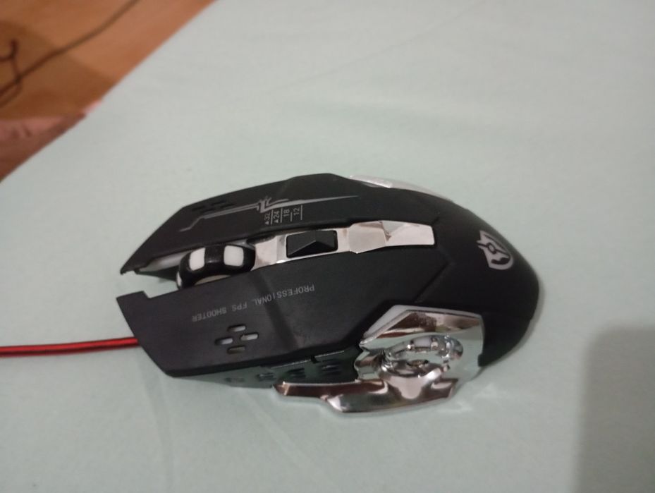 Kit teclado e rato semimecânico com luz RGB não contém nenhum defeito