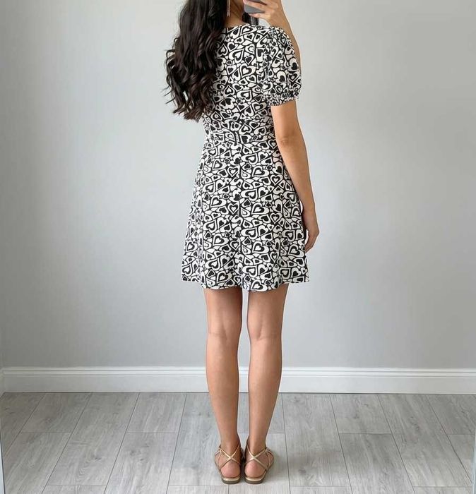 Sukienka mini w serca z wycięciem – Cut-out & Puff Sleeves