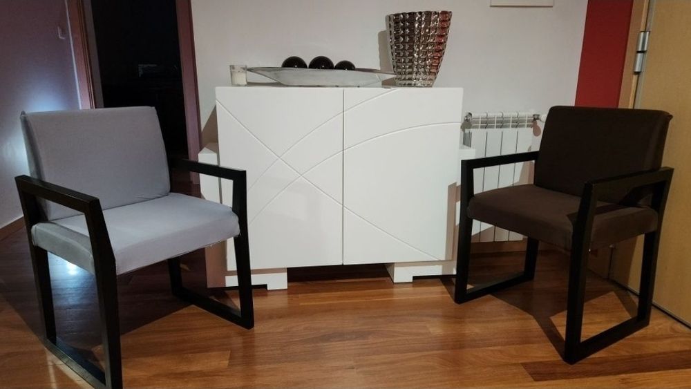 2 Cadeiras Modernas Estofadas Castanhas com Braços