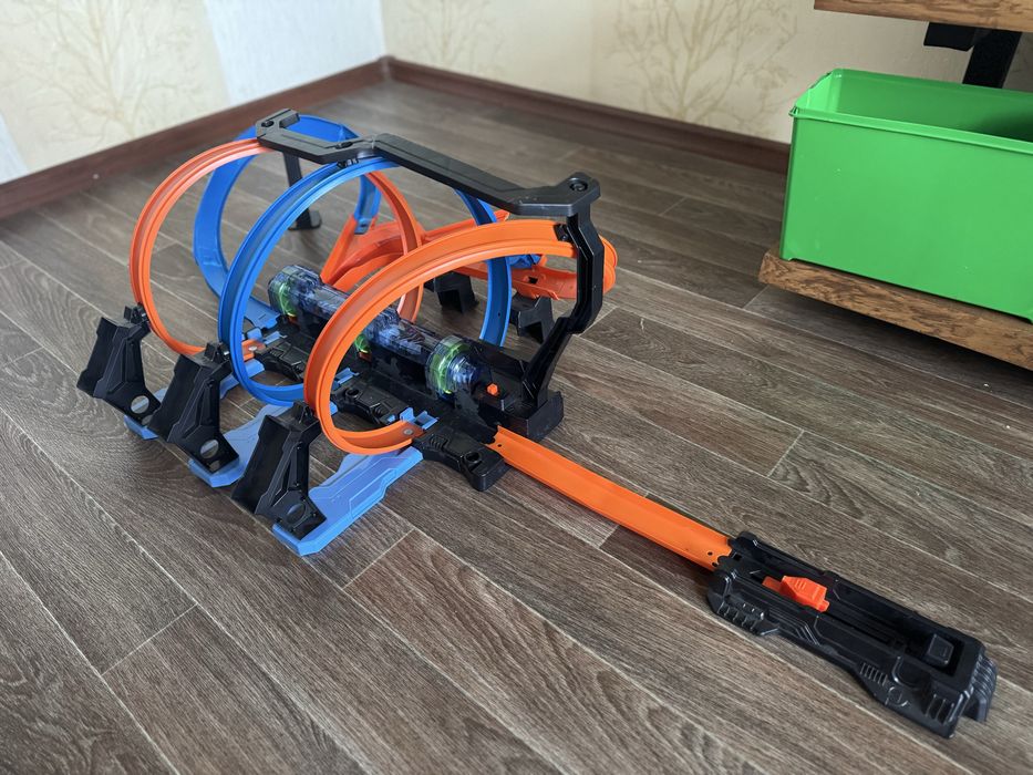 Трек Hot Wheels Corkscrew Crash з моторизованими прискорювачами