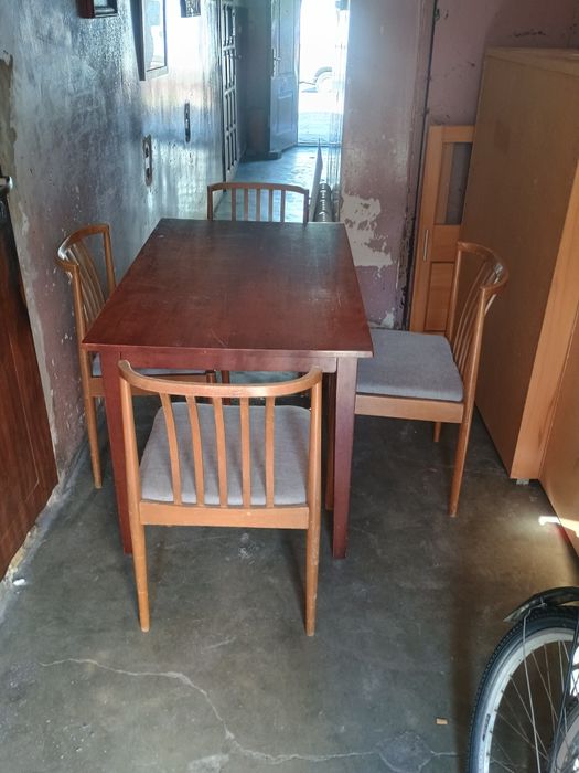 Sprzedam stół plus cztery krzesła casala