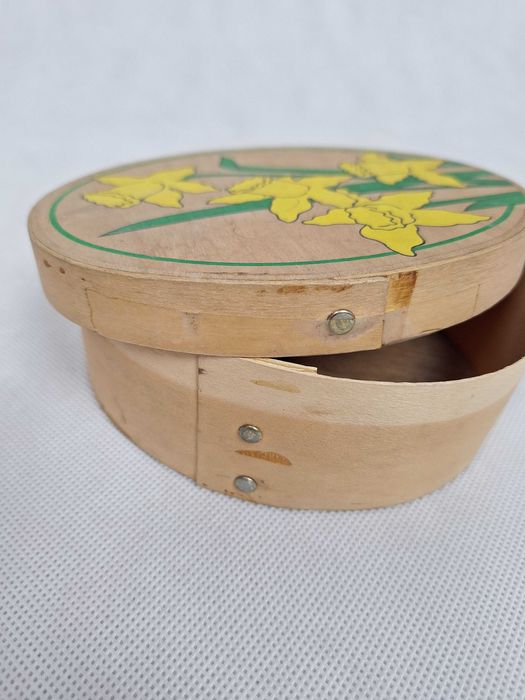 drewniane owalne pudełko pokrywka retro vintage żonkile Lynn Gates