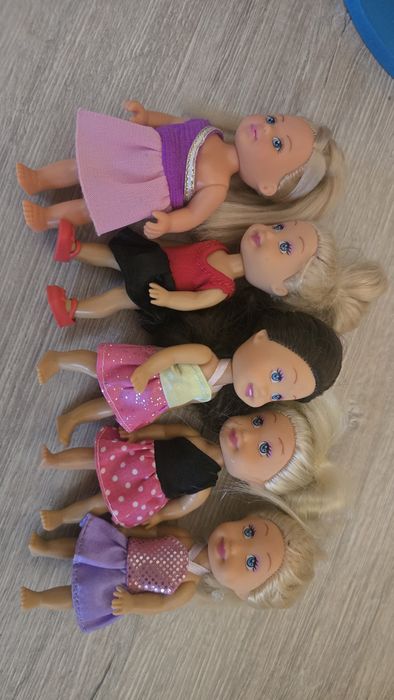 Drewniany domek dla lalek- z mebelkami i 5 mini laleczkami