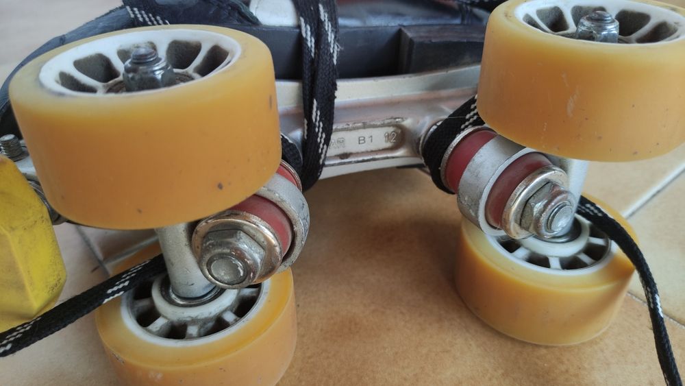 Patins JET com bota tamanho 33 e chassis metálico B1-12