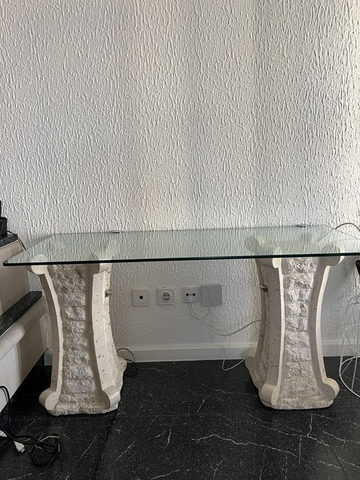 Aparador de pedra e vidro