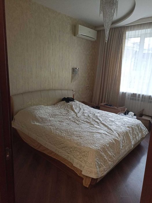 продаю 3х кімнатну квартиру-сталінку вул.Свободи метро університет