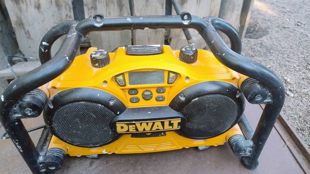 будівельний радіоприймач і зарядний пристрій DeWalt DC011.