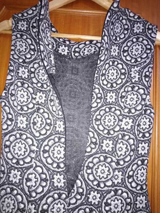 Vestido justo com saia godés estampado