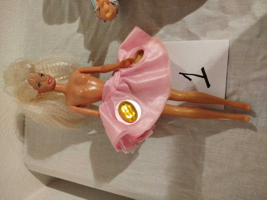bonecas barbies e varios bonecos