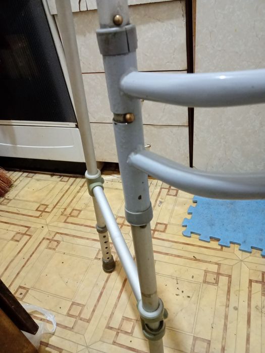 Ходунки для літніх або з інвалідністю людей