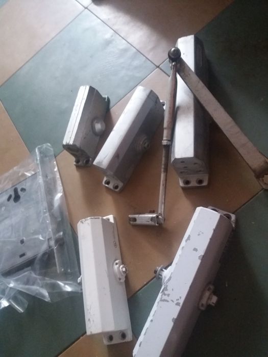 Доводчики для двирей и замо для брон рованих дверей ..оплата на карту.