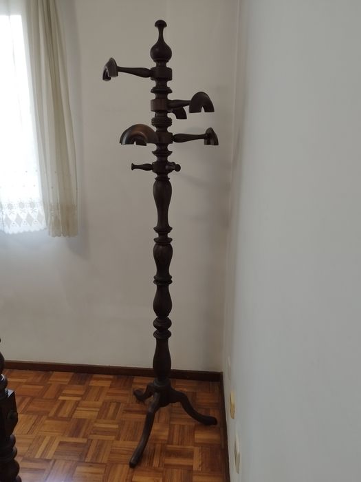 Cabide em madeira