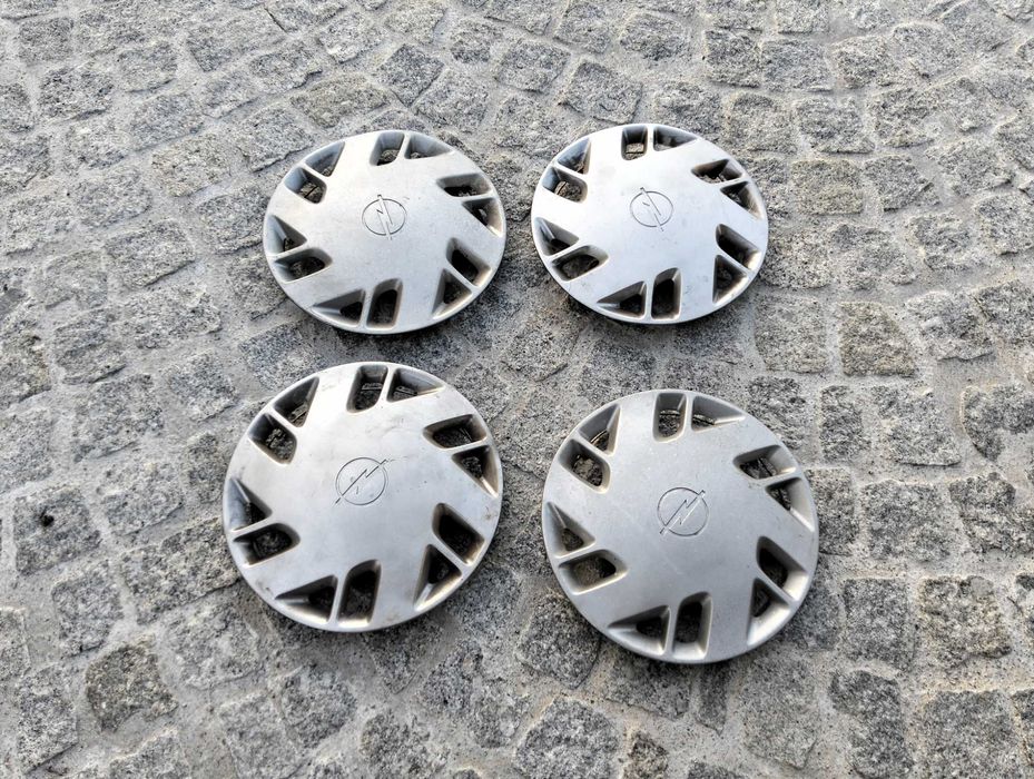 Farol / Ótica dianteiro + pisca + farolim + jante/pneu + grelha dianteira + tampões Opel Astra F