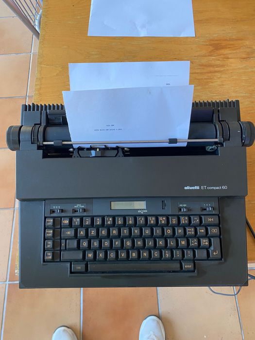 Máquina de escrever elétrica Olivetti ET Compact 60 em muito bom estado.
