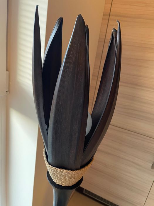 Unikatowa lampa podłogowa z Afryki – rękodzieło z bambusa