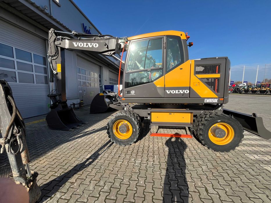 Usługi minikoparką 2.2t oraz koparką 16t (wykopy,niwelacje)