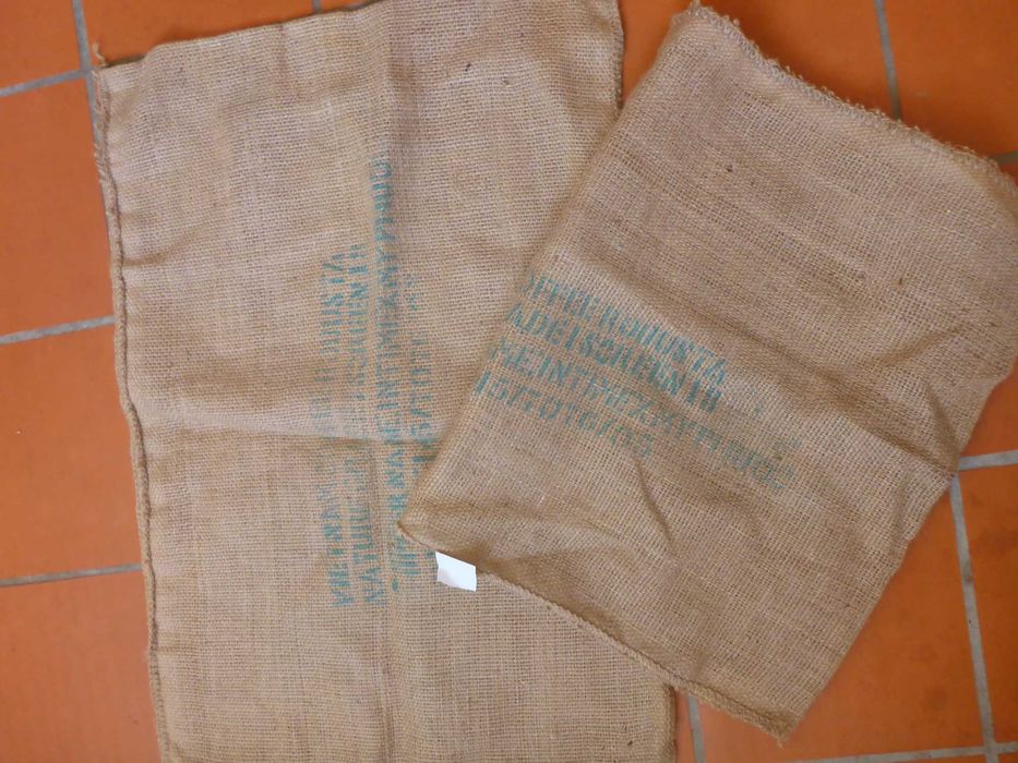 Dois sacos usados de serapilheira juta natural - transporte de café
