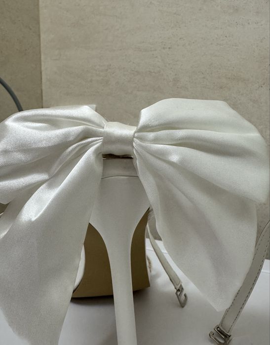 Білі каблуки з бантиком